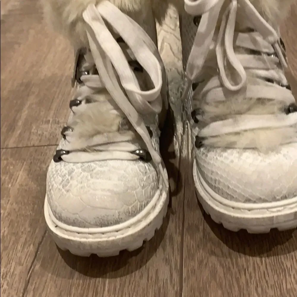 💕Last deal 💕White faux fur trimmed boot